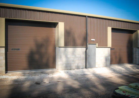 Portas seccionais aéreas industriais com largura máxima de 6.500 mm Porta seccional de garagem