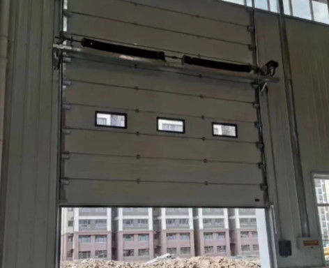 Segurança Portas seccionais de aço isolado Modernas Operação elétrica / manual Venda direta de fábrica porta comercial de sanduíche