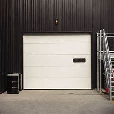 Portas secionais isoladas da separação da garagem para o painel aéreo comercial da porta da casa de campo