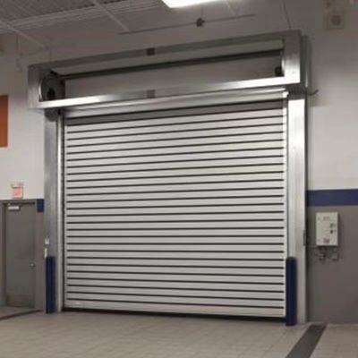 Portas seccionais isoladas de aço para garagem industrial 380 V automáticas com controle remoto