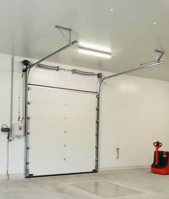 As portas secionais aéreas comerciais isolaram a garagem automática do metal vertical elétrica