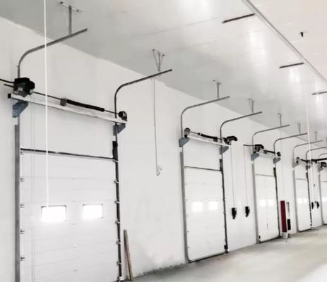 As portas secionais aéreas comerciais isolaram a garagem automática do metal vertical elétrica