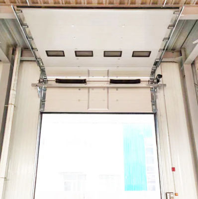 As portas secionais aéreas comerciais isolaram a garagem automática do metal vertical elétrica