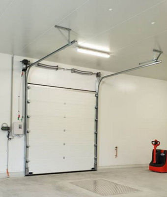 Doca de carga isolada térmica do metal do armazém secional aéreo elétrico automático da porta