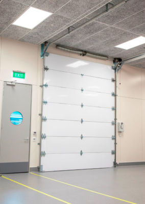 Portas seccionais suspensas isoladas para armazéns OEM com suporte técnico on-line