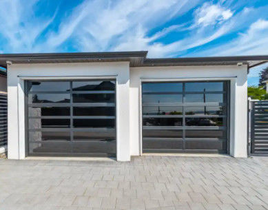 Porta superior seccional de alumínio revestida em pó, vista completa, garagem, painel de vidro residencial