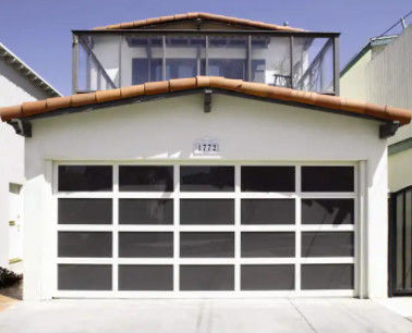Porta superior seccional de alumínio revestida em pó com vista completa para portas de garagem