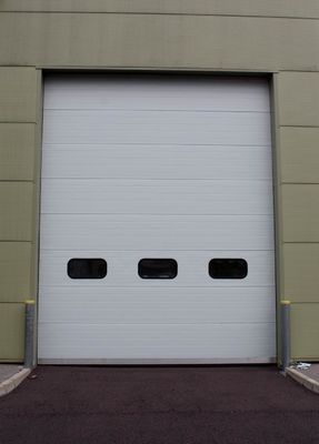 Portas seccionais isoladas, de forma plana ou contornada, automáticas, industriais ou comerciais