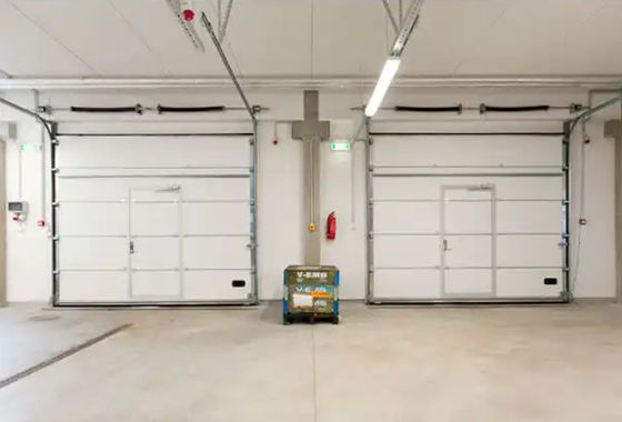 Porta seccional para resistência a intempéries Performance Electric Roll Up automática com pedestres