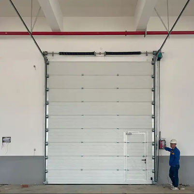 Porta seccional branca com fechadura automática