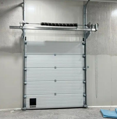 Porta seccional branca com fechadura automática