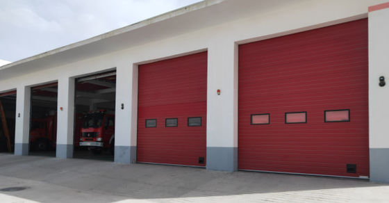 Portas seccionais de aço isolado com espuma de poliuretano Isolamento de elevação vertical Porta seccional de aço deslizante de metal
