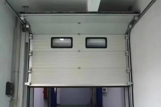 Porta seccional industrial automática de elevação de ruído branco reduzindo o ruído superior com alça trancada e design resistente ao vento