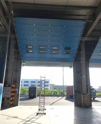 Porta seccional industrial automática de elevação de ruído branco reduzindo o ruído superior com alça trancada e design resistente ao vento