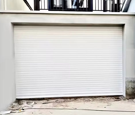 Portas seccionais de aço duplo de pele com manobras trancáveis de controle remoto Portas de rolamento de garagem vertical