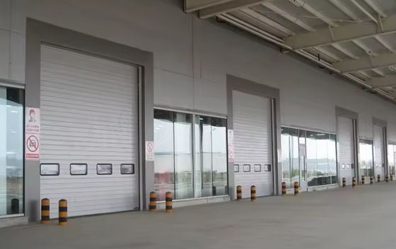 Portas seccionais de aço duplo de pele com manobras trancáveis de controle remoto Portas de rolamento de garagem vertical