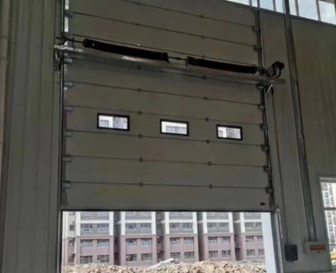 Portas seccionais isoladas revestidas com pó