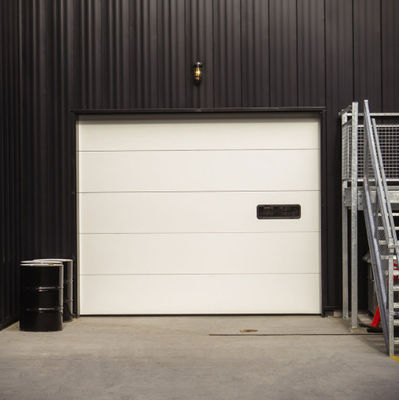 Portas de garagem seccionais isoladas com espuma de poliuretano e ventilação com controle remoto vertical