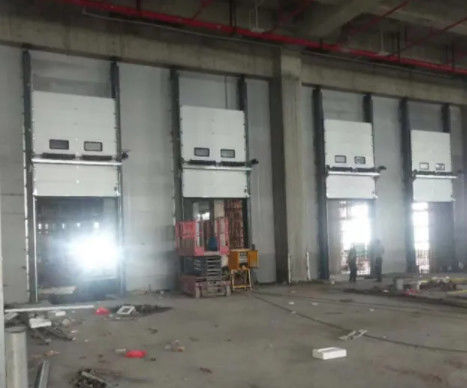 Portas de garagem seccionais isoladas com espuma de poliuretano e ventilação com controle remoto vertical