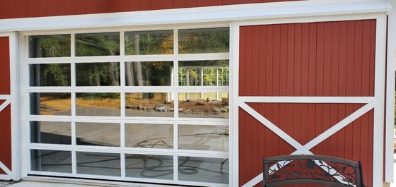 Elegante porta de garagem seccional de alumínio com segurança reforçada e redução de ruído