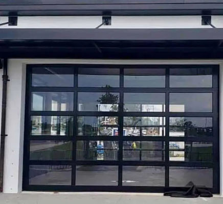Porta de garagem seccional de vidro de alumínio moderno segura com design seccional elegante