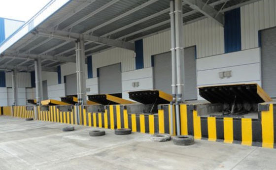 10000-20000 Lbs Loading Dock Levelers Galvanizado aço cortinas de segurança e barras no local de montagem
