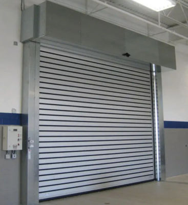 Portas aéreas seccionais comerciais Porta de segurança de borda de aço automática moldada para estação de bombeiros