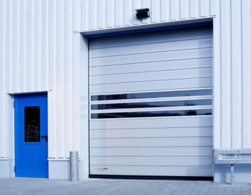 Portas aéreas seccionais comerciais Porta de segurança de borda de aço automática moldada para estação de bombeiros
