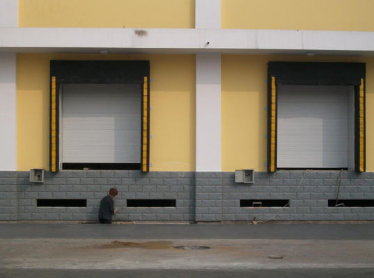 Fácil de instalar abrigo de doca inflável rectangular industrial com excelente resistência ao tempo