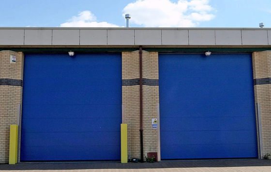 Portas comerciais em sobrecarga Automática de aço de molde isolado de elevação vertical porta seccional deslizante em branco