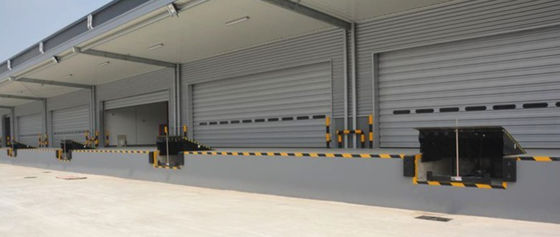 Galvanizado Finish Customized Warehouse Workshop Automático Dock Plate Dock Door Levelers com fonte de energia hidráulica