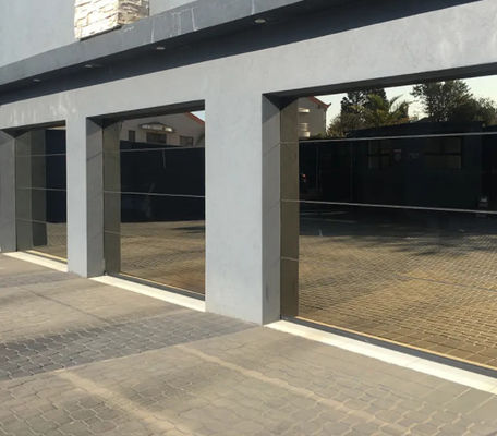 Porta de garagem de vidro seccional de vidro duplo comercial personalizada com estanqueidade à água classe 3 e manual ou automática