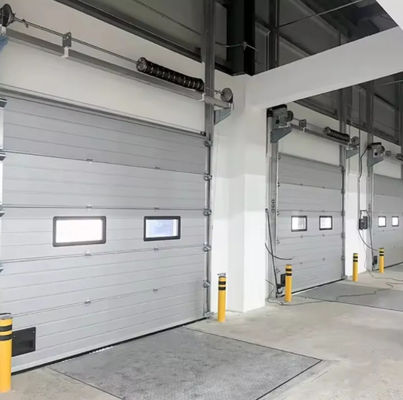 Estação de incêndio de armazém comercial automática Portas seccionais industriais Resistência ao vento Material de aço moldado automático