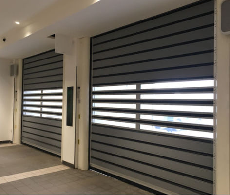 Porta espiral transparente de alta velocidade de alumínio seguro com sistema de segurança de sensor fotoelétrico e permeabilidade ao ar ≤ 2,0 m3/ M2.s