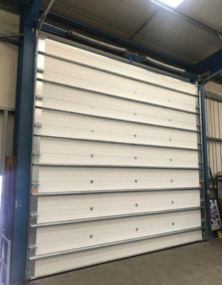 Portas de aço seccionais isoladas de espessura de 50 mm-80 mm Comércio com ventilação opcional e isolamento de espuma de poliuretano