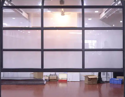Porta de garagem seccional de vidro transparente de classe 3 estilo de design moderno