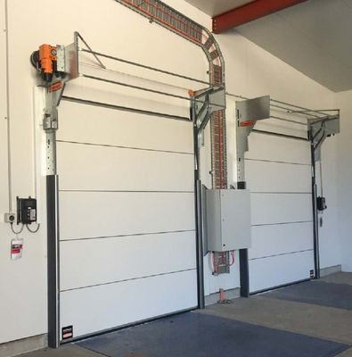 50 mm-80 mm Espessura manobras de aço porta seccional superior isolada para edifícios comerciais