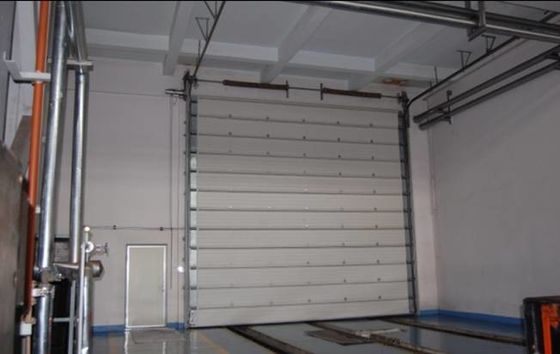 Portas seccionais industriais automáticas com saída de emergência e design personalizado