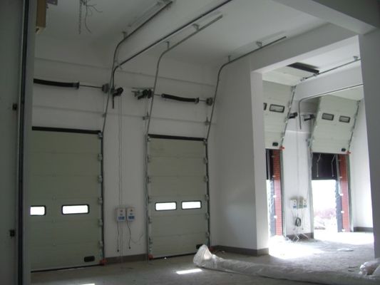 Portas seccionais industriais automáticas com saída de emergência e design personalizado