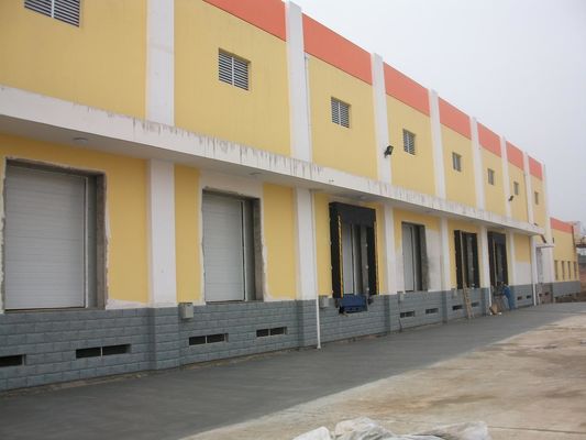 Portas seccionais comerciais de espessura 50 mm-80 mm Portas seccionais de garagem isoladas com ventilação opcional