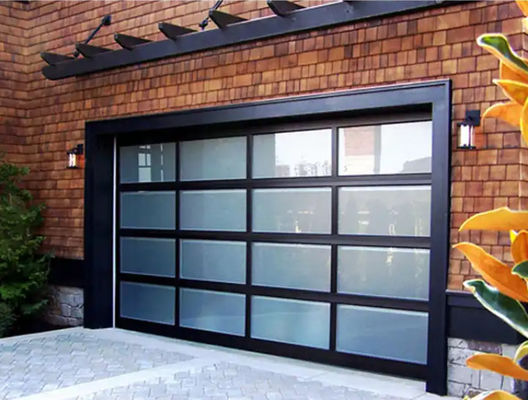 Porta de Garagem Seccional Transparente de Alta Segurança com Estanqueidade Classe 3 e Desempenho em Vidro