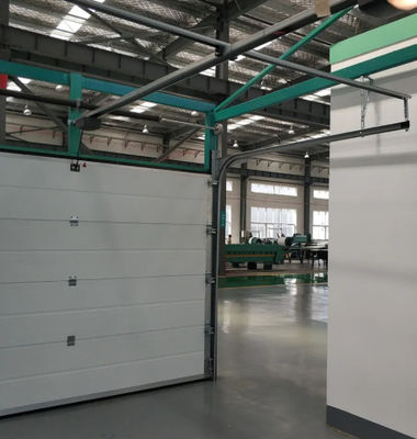 Porta seccional isolada de aço cinza com elevação vertical automática, deslizante, para cima, com espessura de 50mm-80mm para porta de armazém industrial comercial de garagem