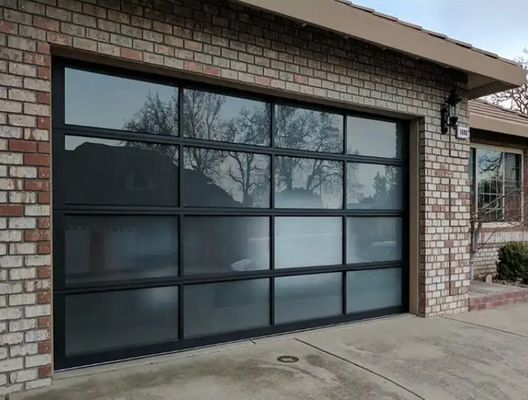 Porta de garagem seccional de liga de alumínio moderna de alta qualidade e luxo, estanqueidade à água Classe 3, porta de garagem seccional de vidro transparente, excelente opção de isolamento