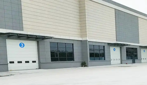Large Industrial Workshop Seccional Porta Aérea Plano ou Contoured Panel Design 50mm-80mm espessura isolado Seccional Garage Door