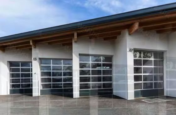 Porta de garagem seccional com design moderno, estanqueidade, alumínio preto automático, vidro fosco transparente e design seccional