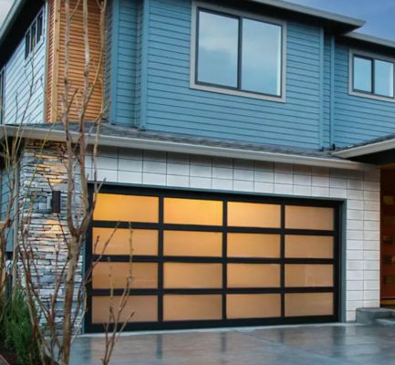 Porta de garagem seccional com design moderno, estanqueidade, alumínio preto automático, vidro fosco transparente e design seccional