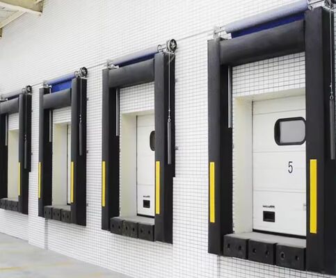 Abrigo para porta de doca do sistema de carregamento de fábrica industrial inteligente moderno, oferecendo ajuste ajustável e construção durável para proteção da doca