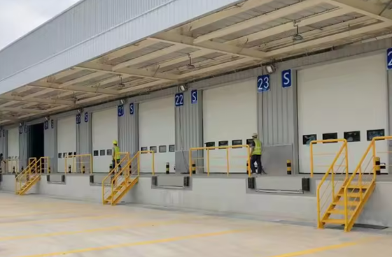 Tamanho de plataforma personalizável Oficina de instalação automática de placa de doca de porta de doca 25000-40000LBS Design seguro