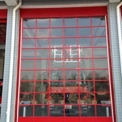Vidro transparente Porta seccional de alumínio Altura ajustada Resistência ao vento classe 3 para quartel de bombeiros