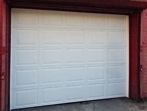As portas secionais de aço modernas da garagem em cima isolaram a aleta que desliza a porta da garagem